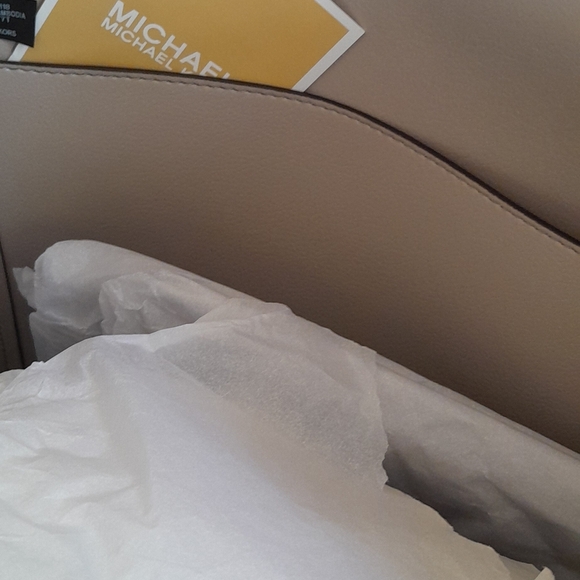 Michael Kors MK Cassie Large Leather Tote in Blue - Picture 5 of 8